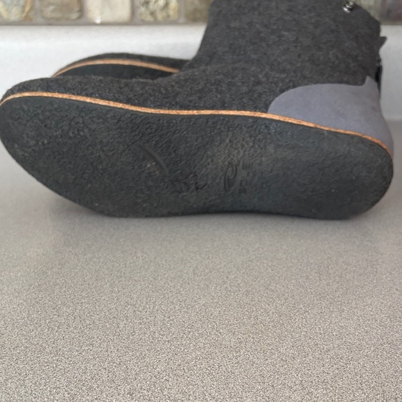 Solo Charcoal Gray Winter Boots - Picture 4 of 6